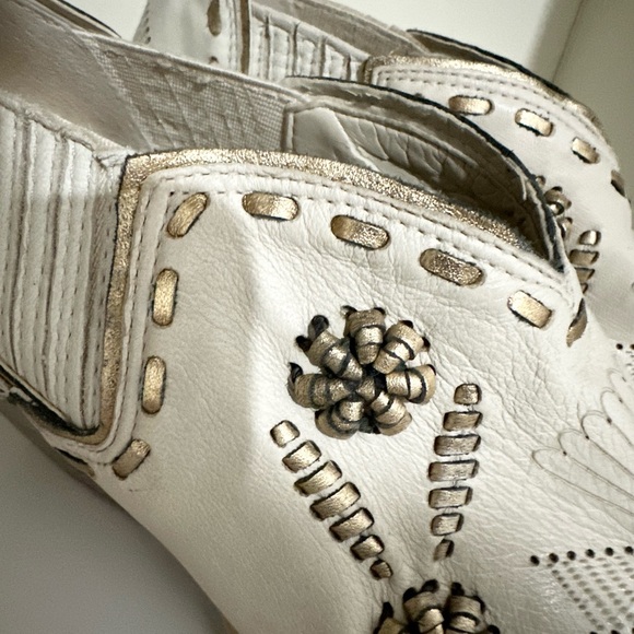 BCBGirls leather Embossed Pointed Toe Western Booties size 6.5 - Picture 7 of 8